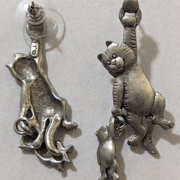 Vintage pewter JJ Jonette cat with teddy bear? dangle earrings 1.75" cat lovers - Picture 3 of 3